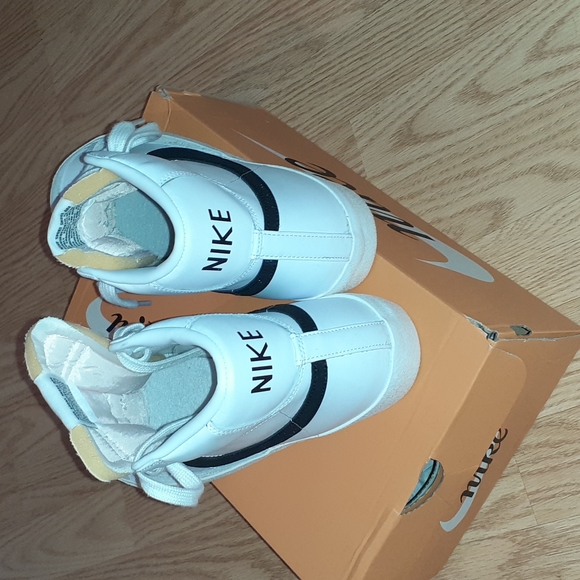 Nike - Picture 3 of 7